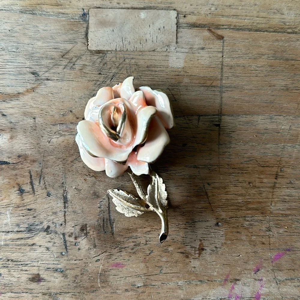 Vintage Large Signed CAPRI Rose Flower Brooch – Gold Tone Enamel – 3 Inches - Picture 1 of 7